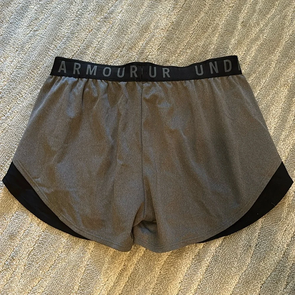 Under Armour Heat Gear Women’s Shorts - Size Medium - Picture 3 of 3